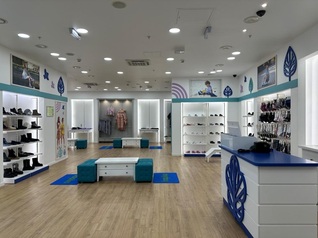 В ТК «Невский Центр» открылся магазин детской обуви и одежды Kapika