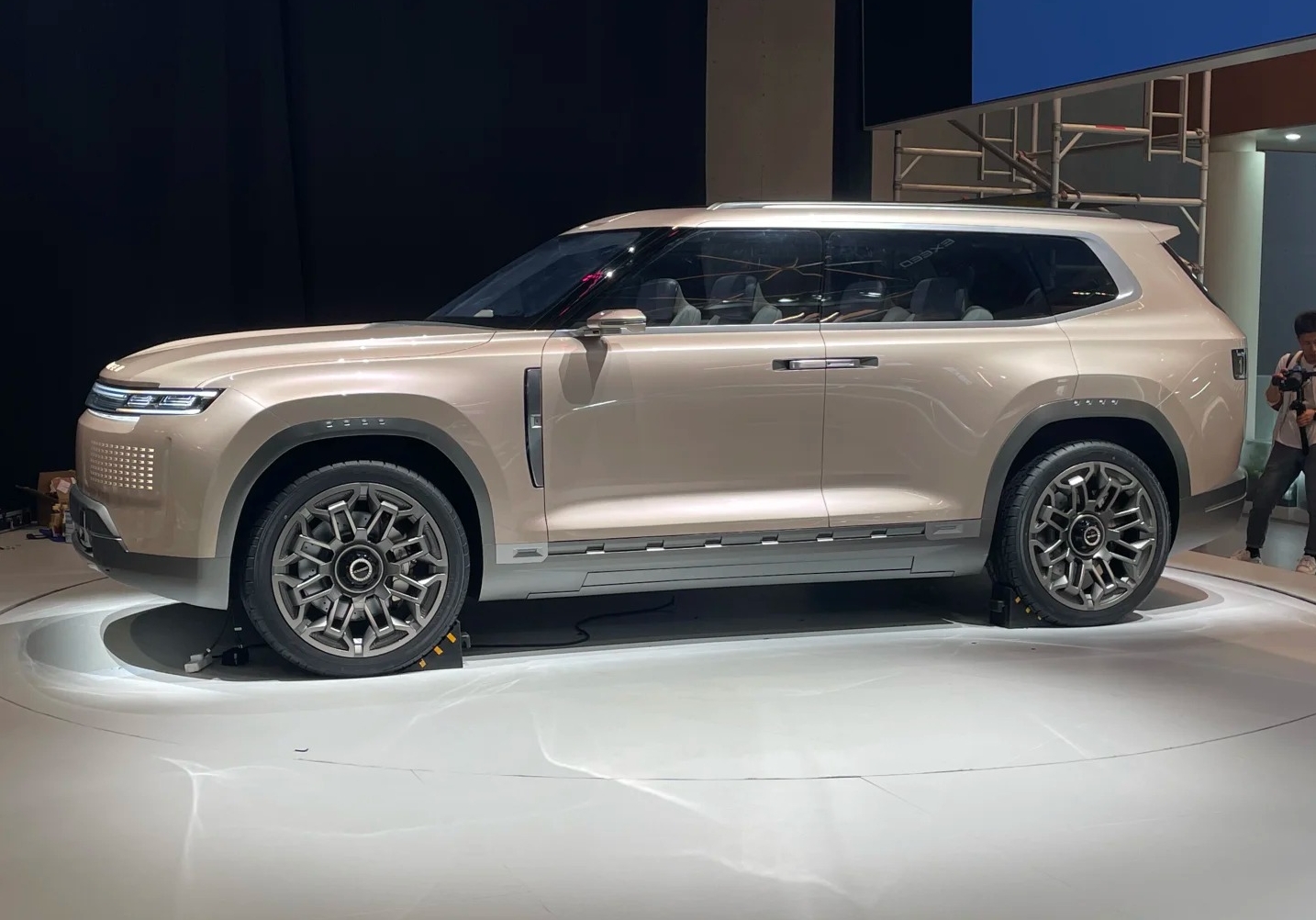 Бренд EXEED, представленный в EXEED Центре АВТОДОМ Стачек, анонсировал новую технологию подруливания задних колес