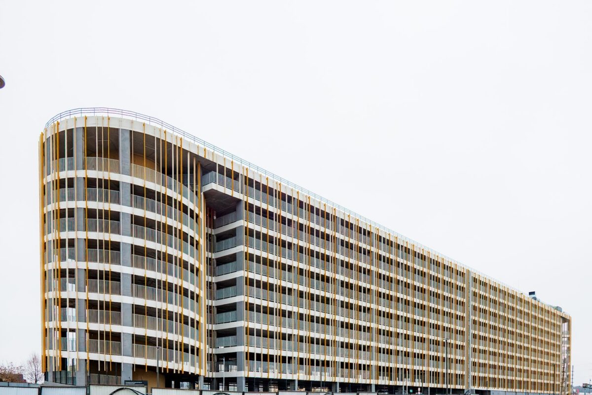 В Заречье построили многоуровневый наземный паркинг с мойкой и сервисом