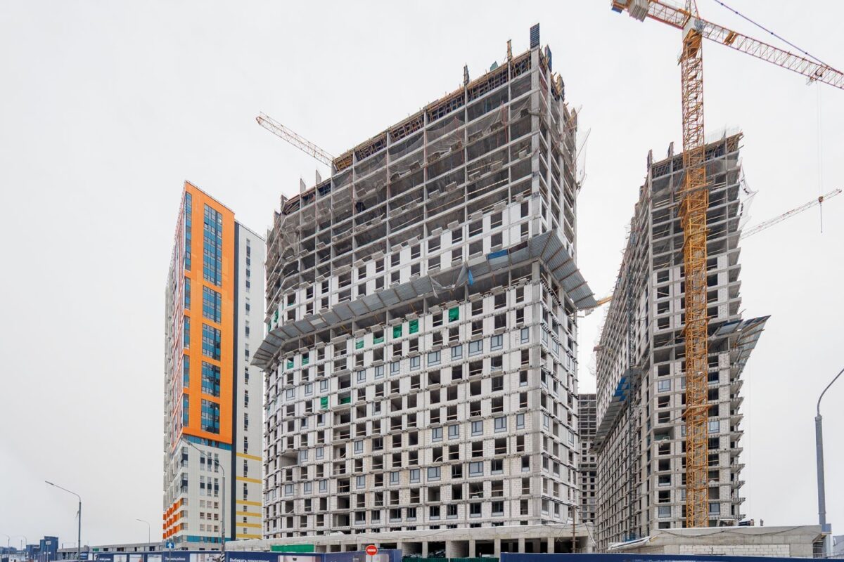 В квартале Скай Спутник завершают монолит трех корпусов