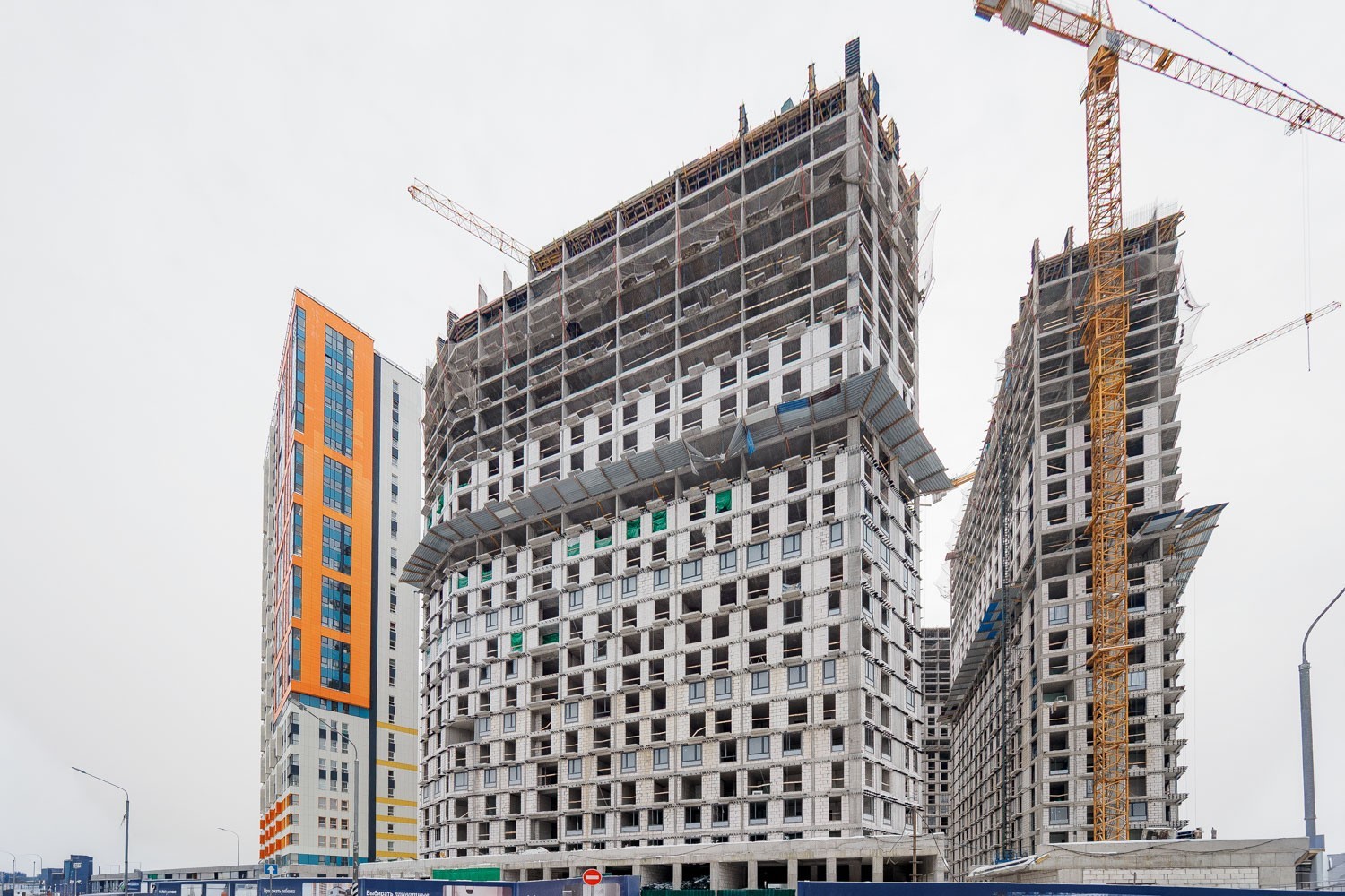 В квартале Скай Спутник завершают монолит трех корпусов